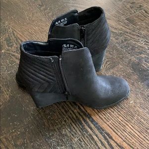 Black wedges